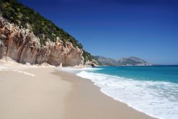 Cala Luna, la spiaggia si può raggiungere con un tour barca da Cala Gonone, Golfo di Orosei, Sardegna - © ultimathule / Shutterstock.com