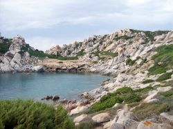 Cala Santa Reparata, Sardegna - Spiaggia di sabbia finissima, mare azzurro intenso con venature di verde smeraldo e fondali ricchi di vegetazione e fauna marina. Ecco la baia di Santa Reparata, ...