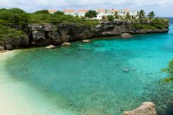 Una caletta di Curacao bordata da acque turchesi, ideale per battute di snorkeling e rilassanti bagni - © Lucia Pitter / Shutterstock.com