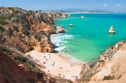 Una splendida caletta, con spiaggia sabbiosa, lungo la costa di Lagos in Algarve (Portogallo) - © Karola i Marek / Shutterstock.com