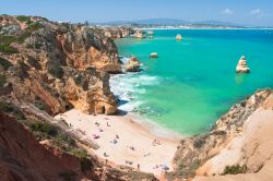 Una splendida caletta, con spiaggia sabbiosa, ...