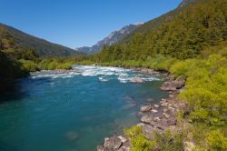 Un fiume nella regione Aisen, il cui capoluogo è la città di Coyhaique, di 50.000 abitanti. Ci troviamo lungo la Carretera Austral del Cile, la famosa strada della patagonia, in ...