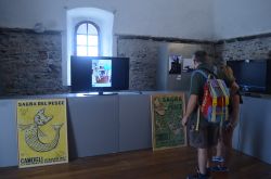 La visita alla mostra fotografica dei Falò di Camogli, dedicati a San Fortunato, allesita all'interno di Castel Dragone - © Samuele Pasquino