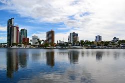 Campina Grande è la seconda città dello stato di Paraiba, superata per numero di abitanti solamente dalla città di Joao Pessoa. Ci troviamo nel nord-est del Brasile, a nord ...