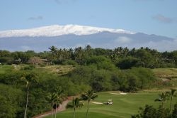 Tra le attività che si possono provare alle Isole Hawaii (USA), oltre all'escursionismo e alle varie attività acquatiche, c'è il golf. Nell'immagine un campo ...