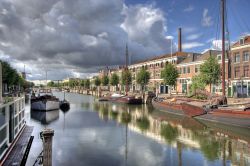 Canale all'interno del Delfshaven, ci troviamo nel vecchio porto di Rotterdam in Olanda - © jan kranendonk/ Shutterstock.com