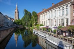 Panorama sul canale dal ponte Sint Jan Nepomucenus, Bruges - Il campanile della chiesa di Nostra Signora si riflette nelle acque di uno dei canali che attraversano la città di Bruges. ...