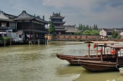 Canale fluviale della cittadina di Zhouzhuang in Cina, posta tra Shanghai e Suzhou