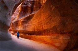 Il Canyon Siq, la spettacolare via d'accesso a Petra. Siamo nel sud della Giordania, nella terra che fu del popolo dei Nabatei, che costruirono la magica città scolpita nella roccia ...