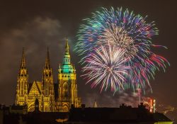 Capodanno in piazza a Praga, lo spettacolo dei fuochi artificiali - © Vkrcil / Shutterstock.com