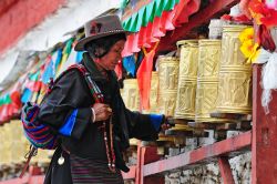 Capodanno tibetano: un pellegrino alle ruote delle preghiere presso il grande Palazzo Potala di Lhasa, in Tibet - © Hung Chung Chih / Shutterstock.com 