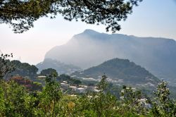 Capri panorama della citta dalla via Tiberio