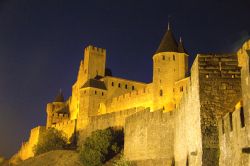 Carcassonne, vista del castello di notte, il borgo della Francia nella regione dell'Occitanie, divenuto uno dei Patrimoni dell'Umanità dell'UNESCO - © Lance Bellers / ...