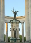 Cardiff war memorial, il memoriale alle vittime della seconda guerra mondiale si trova nella cpaitale del Galles - © tazzymoto / Shutterstock.com