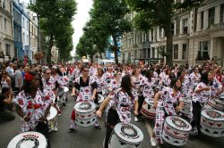 Carnevale di Notting Hill, la spumeggiante festa di fine agosto nel quartiere di Londra, Inghilterra. Si tiene ogni anno, dal lontano 1965, e a ogni edizione richiama un milione di turisti - Bikeworldtravel ...