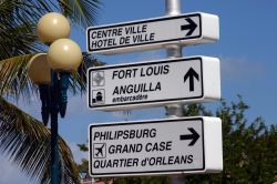 Cartelli stradali rigorosamente in francese a Marigot, Saint Martin. Da qui partono le imbarcazioni dirette ad Anguilla  - © Patsy A. Jacks / Shutterstock.com