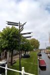 Cartelli stradali sul lungofiume di Sloten in Olanda