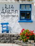 Casa sulle Isole Aran in Irlanda. Siamo lungo la costa occidentale, quella rivolta sull'Oceano Atlantico - © Lukasz Misiek / Shutterstock.com