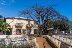 Una casa coloniale a Antsiranana: siamo nel nord del Madagascar, lungo la baia di Diego Suarez - © Pierre-Yves Babelon / Shutterstock.com