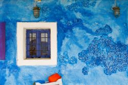 Casa tipica di Santorini (Thira) con il muro e la finestra di colore blu - © Arturs Dimensteins / Shutterstock.com