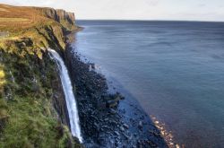 La famosa cascata di Kilt Rock si trova sulla costa nord-orientale dell'isola di Skye in Scozia. Il salto di circa 50 metri si getta direttamente in mare ed è originato dalle acque ...