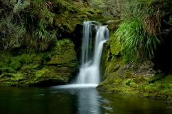 Cascata lungo l'Overland Track in Tasmania ...