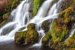 Cascata sulle montagne dell'Isola di Skye. ...