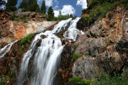 Una cascata (Tokopah Falls) nel Parco Sequoia Kings Canyon California - © ksb / Shutterstock.com