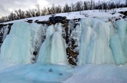 Cascate ghiaccio sulla E10 nei pressi di Abisko, in Svezia