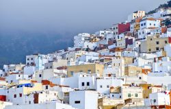 Le case  addossate l'un l'altra nella Medina di Tangeri in Marocco - © Boris Stroujko / Shutterstock.com