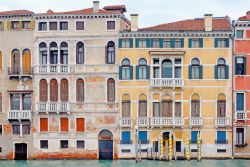 Palazzi Signorili a Venezia, lungo il Canal Grande. Ci troviamo nel sestiere di Cannaregio, uno dei più grandi della Serenissima, che si trova all'estremita nord-occidentale della ...