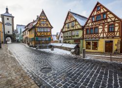 Case a graticcio nel centro di Rothenburg ob der Tauber, Germania - In nessun altro luogo al mondo le case a graticcio sono arrivate a caratterizzare così fortemente la fisionomia del ...
