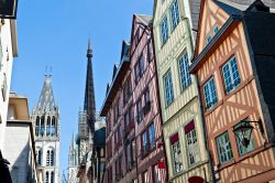 Case a graticcio nel centro di Rouen Alta Normandia, Francia. La località è famosa per la manifestazione peridodica dell'Armada, un ritrovo dei più belli velieri del ...