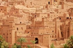 Particolare delle spettacolari case di fango di Ait Benhaddou in Marocco. La Kasbah patrimonio UNESCO è stata utilizzata in molte produzioni cinematografiche - © Ammit Jack / Shutterstock.com ...