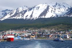 Case e porto della città di Ushuaia, che si trova a sud della Patagonia, nella Terra del fuoco dell'Argentina - © iladm / Shutterstock.com