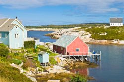 Le case dei pescatori di Peggy's Cove (Nuova Scozia, Canada) sono semplici e incantevoli allo stesso tempo, realizzate in legno, con linee pulite e tinte pastello. Si fondono perfettamente ...