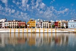 Le case colorate del quartiere Triana di Siviglia - © Noradoa / Shutterstock.com