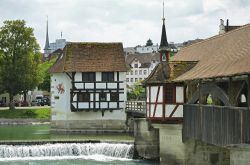 Case storiche a Bremgarten (Argovia) il borgo storico della Svizzera sul fiume Reuss. La citadina è famosa per il suo tipico Mercatino di Natale che si svolge durante il periodo dell'Avvento ...