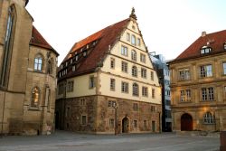 Case storiche nella Piazza del Mercato di Stoccarda, nel land del Baden-Wurttenberg, in Germania. L'architettura è quella tipica dei paesi nordici, con tetti appuntiti di tegole rosse, ...
