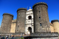 Castel Nuovo, l'imponente fortezza Napoli, anche chiamata come il Maschio Angioino - © deepblue-photographer / Shutterstock.com