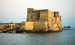 Castel dell'Ovo, la fortezza sul mare di Napoli. Il nome particolare deriva da una leggenda popolare: secondo la tradizione il Poeta Virgilio avrebbe posto un uovo nelle fondamenta della ...