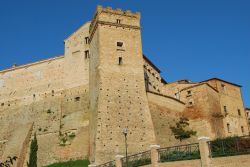Il Castello Brunforte nel borgo di Loro Piceno nelle Marche - © www.guidamico.it