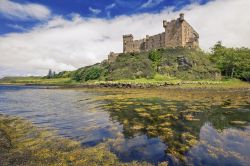 Il castello di Dunvegan sull'isola di Skye in Scozia. La fortezza vanta di essere la più antica della Scozia, abitata con continuità da oltre 800 anni, ed è una delle ...