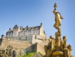 il Castello di Edimburgo, uno dei più importanti di tutta la Scozia. Qui si svologono numerosi eventi e manifestazioni della capitale scozzese - © Brendan Howard / Shutterstock.com ...