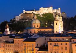 Il Castello Hohensalzburg visto di sera: la fortezza è raggiungibile a piedi dal centro di Salisburgo e da questa altura si gode uno splendido panorama del Salisburghese - © salajean ...