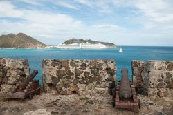 In cima alle mura del castello di Philipsburg a Saint Martin, Caraibi  - © starryvoyage / Shutterstock.com