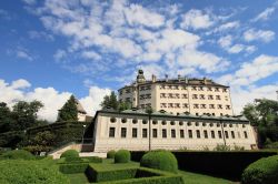 Il Castello di Ambras, nella periferia sud-orientale di Innsbruck. Si tratta di un edificio rinascimentale, fatto costruire dall'Arciduca Ferdinando Secondo. La fortezza ospita una succursale ...