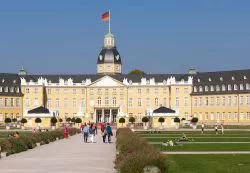 Il castello di Karlsruhe, Germania:  secondo la leggenda Carlo III° Guglielmo durante una battuta di caccia si addormentò nella foresta sognando un castello da cui si diramavano ...