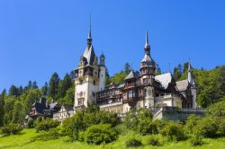 Il Castello di Peles fotografato in primavera. La fortezza si trova a Sinaia ed è una delle attrazioni più visitate della Romania - © Photosebia / Shutterstock.com