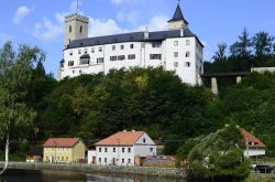 Il maestoso castello di Rozmberk nad Vltavou sul fiume Vltava, Repubblica Ceca. Le facciate bianche con i tetti grigio antracite creano un bell'effetto cromatico per questo maniero di cui ...